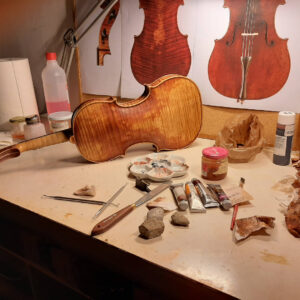Antiquing process of a violin, by Milos Seyda
